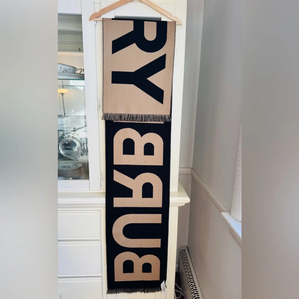 【Burberry】Wool Logo Scarf - Picture 5 of 11